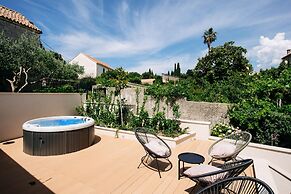 Kala Luxury rooms by DuHomes