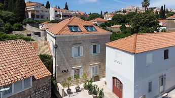 Kala Luxury rooms by DuHomes