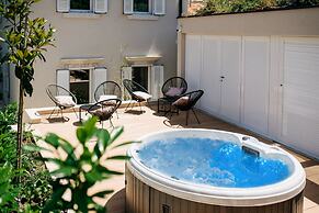 Kala Luxury rooms by DuHomes