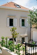 Kala Luxury rooms by DuHomes