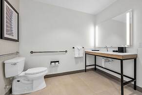 La Quinta Inn & Suites by Wyndham San Jose Airport-Downtown