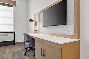 La Quinta Inn & Suites by Wyndham San Jose Airport-Downtown