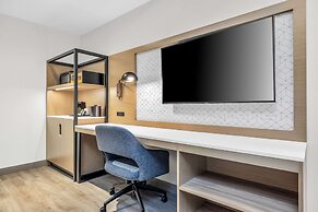 La Quinta Inn & Suites by Wyndham San Jose Airport-Downtown