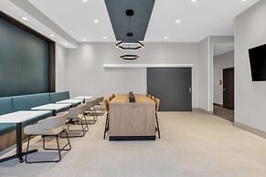 La Quinta Inn & Suites by Wyndham San Jose Airport-Downtown