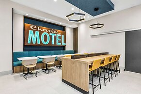 La Quinta Inn & Suites by Wyndham San Jose Airport-Downtown