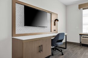 La Quinta Inn & Suites by Wyndham San Jose Airport-Downtown