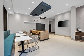 La Quinta Inn & Suites by Wyndham San Jose Airport-Downtown