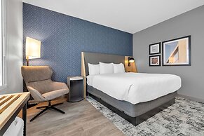 La Quinta Inn & Suites by Wyndham San Jose Airport-Downtown
