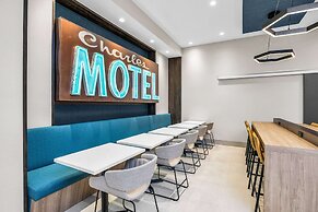 La Quinta Inn & Suites by Wyndham San Jose Airport-Downtown