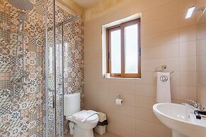 Nadurin, Gozitan Villa 7 Bedr. & 2 Pools