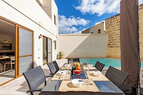 Nadurin, Gozitan Villa 7 Bedr. & 2 Pools
