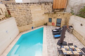 Nadurin, Gozitan Villa 7 Bedr. & 2 Pools