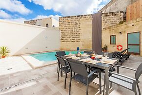Nadurin, Gozitan Villa 7 Bedr. & 2 Pools