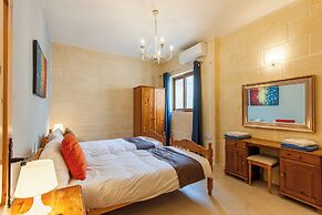 Nadurin, Gozitan Villa 7 Bedr. & 2 Pools