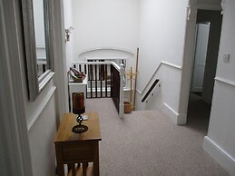 Lovely, Spacious, 3 Bedded, First Floor Apartment