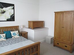 Lovely, Spacious, 3 Bedded, First Floor Apartment