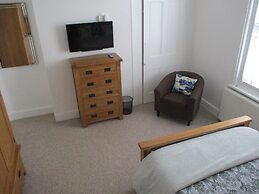 Lovely, Spacious, 3 Bedded, First Floor Apartment