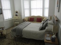 Lovely, Spacious, 3 Bedded, First Floor Apartment