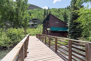 Manitou Lodge 2 Hotel Room by Alpine Lodging Telluride
