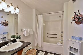 The Birch Ridge: American Classic Room #7 - King Suite In Killington. 