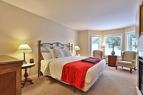 The Birch Ridge: American Classic Room #7 - King Suite In Killington. 