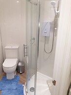 Modern 1 bed Apartment, 10 Mins to Leeds City Cent