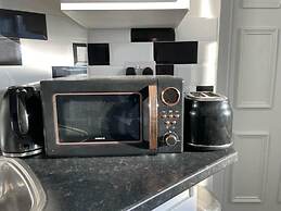 Modern 1 bed Apartment, 10 Mins to Leeds City Cent