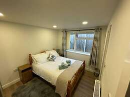 Modern 1 bed Apartment, 10 Mins to Leeds City Cent