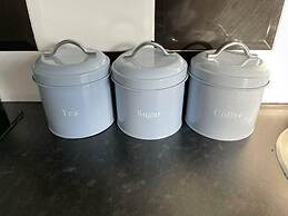 Modern 1 bed Apartment, 10 Mins to Leeds City Cent