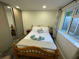 Modern 1 bed Apartment, 10 Mins to Leeds City Cent