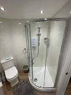 Modern 1 bed Apartment, 10 Mins to Leeds City Cent