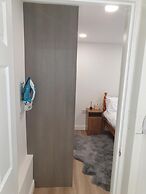 Modern 1 bed Apartment, 10 Mins to Leeds City Cent