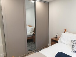 Modern 1 bed Apartment, 10 Mins to Leeds City Cent