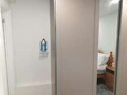 Modern 1 bed Apartment, 10 Mins to Leeds City Cent