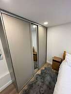 Modern 1 bed Apartment, 10 Mins to Leeds City Cent