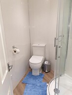 Modern 1 bed Apartment, 10 Mins to Leeds City Cent