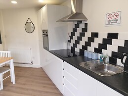 Modern 1 bed Apartment, 10 Mins to Leeds City Cent