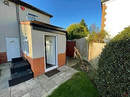 Modern 1 bed Apartment, 10 Mins to Leeds City Cent