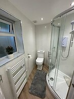 Modern 1 bed Apartment, 10 Mins to Leeds City Cent