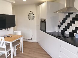 Modern 1 bed Apartment, 10 Mins to Leeds City Cent