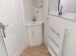 Modern 1 bed Apartment, 10 Mins to Leeds City Cent