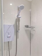 Modern 1 bed Apartment, 10 Mins to Leeds City Cent