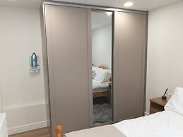 Modern 1 bed Apartment, 10 Mins to Leeds City Cent