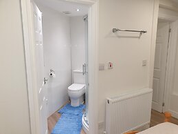 Modern 1 bed Apartment, 10 Mins to Leeds City Cent