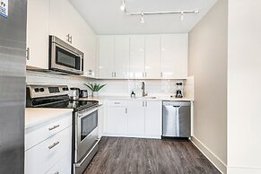 Spacious 4BR Luxury Condo Steps to French Quarter