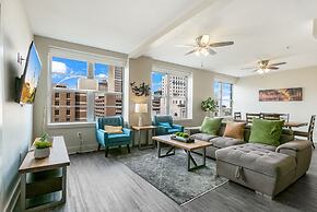 Spacious 4BR Luxury Condo Steps to French Quarter