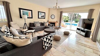 Villa Scenic with Private Pool- Sleeps 8