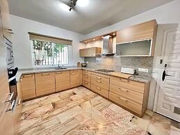 Villa Scenic with Private Pool- Sleeps 8