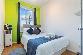 Impeccable 4-bed House With Garden in Brixton