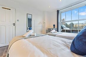 Impeccable 4-bed House With Garden in Brixton